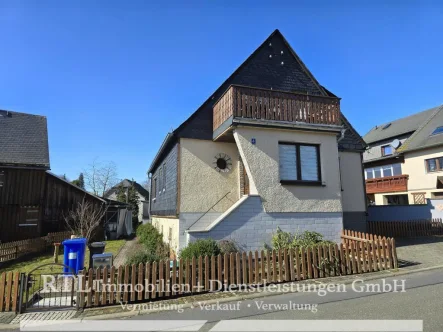 Außenansicht - Haus kaufen in Rosenthal am Rennsteig  - Gemütliches Wohnhaus mit Garten und Garage