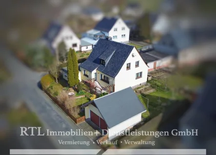 Außenansicht - Haus kaufen in Bad Lobenstein  - Traumhaftes Einfamilienhaus in Top- Lage: Wohnen mit Stil und Komfort!  