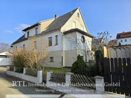 Außenansicht  - Haus kaufen in Auma-Weidatal - Charmante Doppelhaushälfte mit idyllischem Garten und einladender Terrasse! 