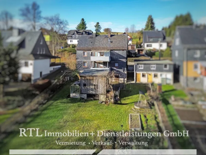 Außenansicht - Haus kaufen in Wurzbach - (A1498) Zweifamilienhaus mit Blick ins Grüne!