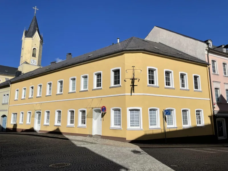 Außenansicht Mehrfamilienhaus  - Wohnung mieten in Bad Lobenstein - Wohnen am Markt in Bad Lobenstein! 