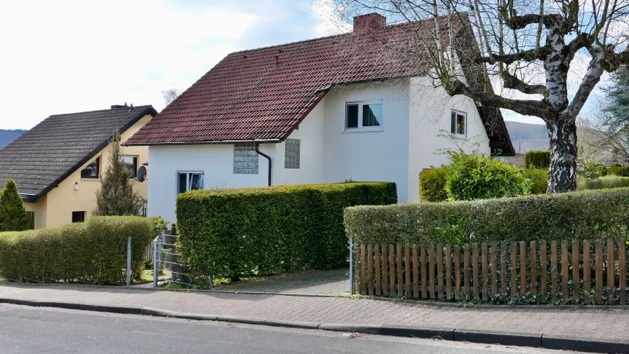  - Haus kaufen in Niedernhausen -  Freistehendes EFH mit Einliegerwohnung, direkt in Niedernhausen. - ELW mit separatem Zugang - in sonniger S/W-Bestlage. Ideal für 2 Generationen oder in Kombination Wohnen und Arbeiten.                                          