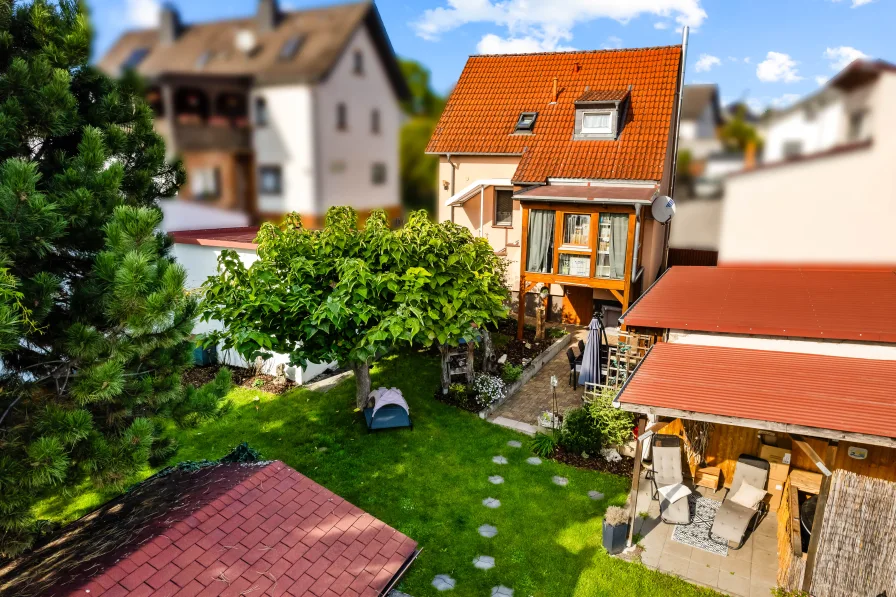 Blick auf den Garten - Haus kaufen in Gründau - **Charmantes Einfamilienwohnhaus mit Nebengebäude, Garage und attraktivem Garten**