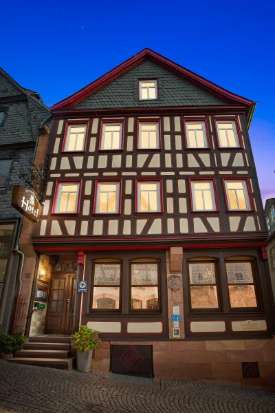 Ansicht von der Straße - Gastgewerbe/Hotel kaufen in Gelnhausen - **Traditionshaus Grimmelshausen Hotel in der Barbarossastadt Gelnhausen**