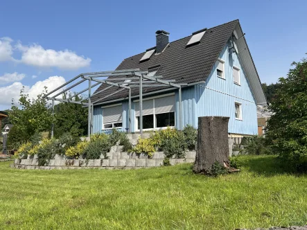 Seitliche Ansicht - Haus kaufen in Wächtersbach - **Einfamilienwohnhaus in Feldrandlage mit herrlichem Fernblick auf großem Grundstück**