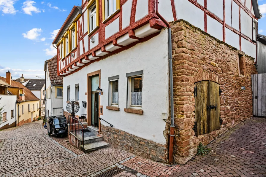 Hausansicht - Haus kaufen in Gelnhausen - **Denkmalgeschütztes Stadthaus - vielseitig nutzbar - in attraktiver Innenstadtlage von Gelnhausen**