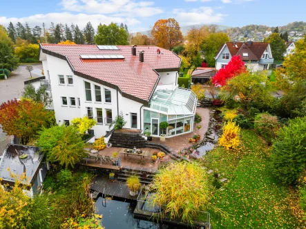 Ansicht vom Garten - Haus kaufen in Bad Soden-Salmünster - **Großzügige moderne Villa mit Einliegerwohnung und idyllisch eingewachsenem Grundstück**