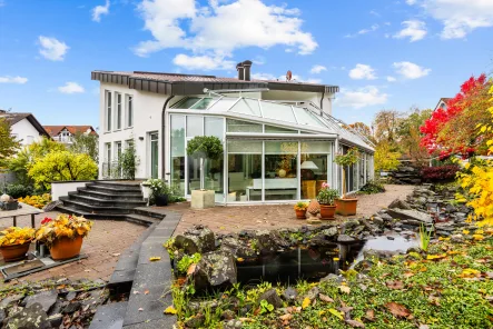 Blick auf den Wintergarten - Haus kaufen in Bad Soden-Salmünster - **Großzügige moderne Villa mit Einliegerwohnung und idyllisch eingewachsenem Grundstück**