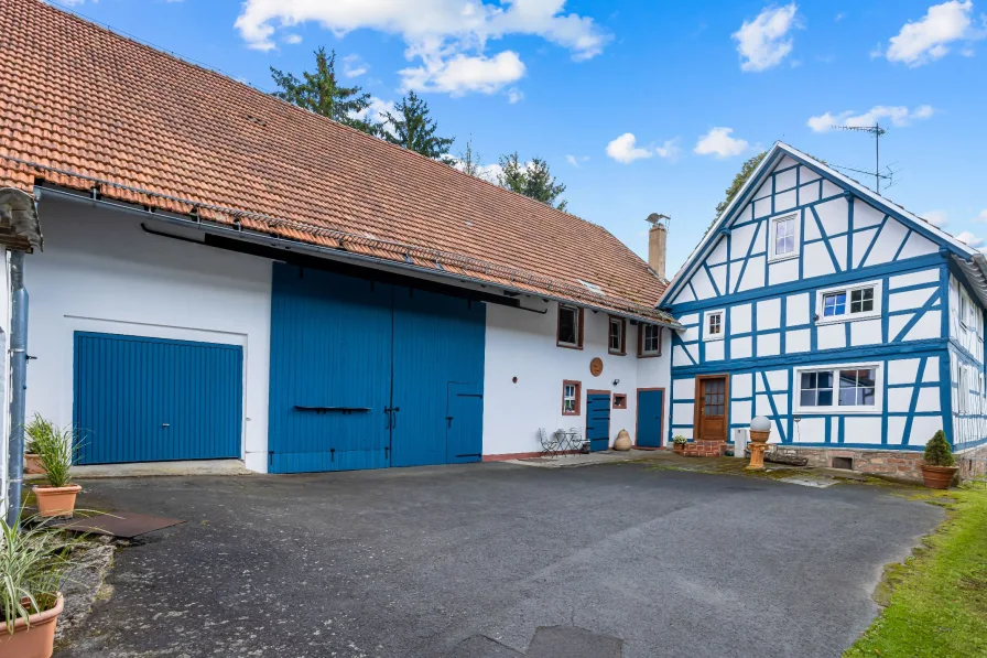 Hof mit Scheunengebäude - Haus kaufen in Biebergemünd - **Großzügiges Anwesen in idyllischer Wohnlage auf wunderschönem Grundstück**