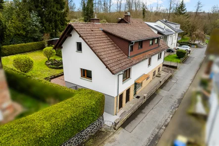 Ansicht Straße - Haus kaufen in Bad Soden-Salmünster - **Großzügiges Ein-/Zweifamilien-Wohnhaus in ruhiger Feldrandlage**