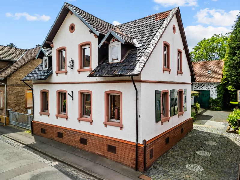 Ansicht und Zufahrt - Haus kaufen in Gelnhausen - **Einfamilienwohnhaus mit Nebengebäude / Werkstatt / Baureserve in guter Wohnlage von Hailer**