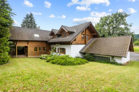 Garten  - Haus kaufen in Schlüchtern - **Geräumiges Zwei-Familien-Wohnhaus auf großem Grundstück in ruhiger Wohnlage**