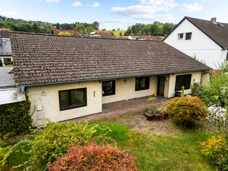 Blick auf die Terrasse - Haus kaufen in Wächtersbach - **Attraktiver großzügiger Bungalow in massiver Bauweise mit Ausbaupotenzial und schönem Garten**