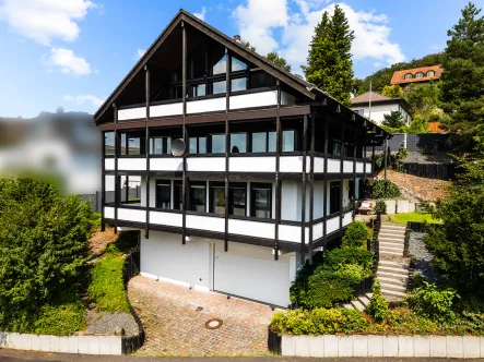 Ansicht Straße - Haus kaufen in Gelnhausen - **Attraktives gepflegtes HUF-HAUS in exponierter Wohnlage mit Fernblick**