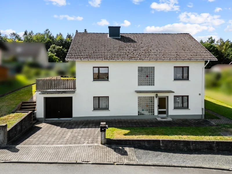 Ansicht - Haus kaufen in Steinau an der Straße - **Einfamilienwohnhaus in ruhiger sonniger Lage mit schönem Fernblick**