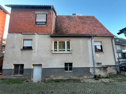 Seitliche Ansicht - Haus kaufen in Freigericht - **Renovierungsbedürftiges Wohnhaus (Sondereigentum) in Freigericht (Dorfkern) mit großer Terrasse**