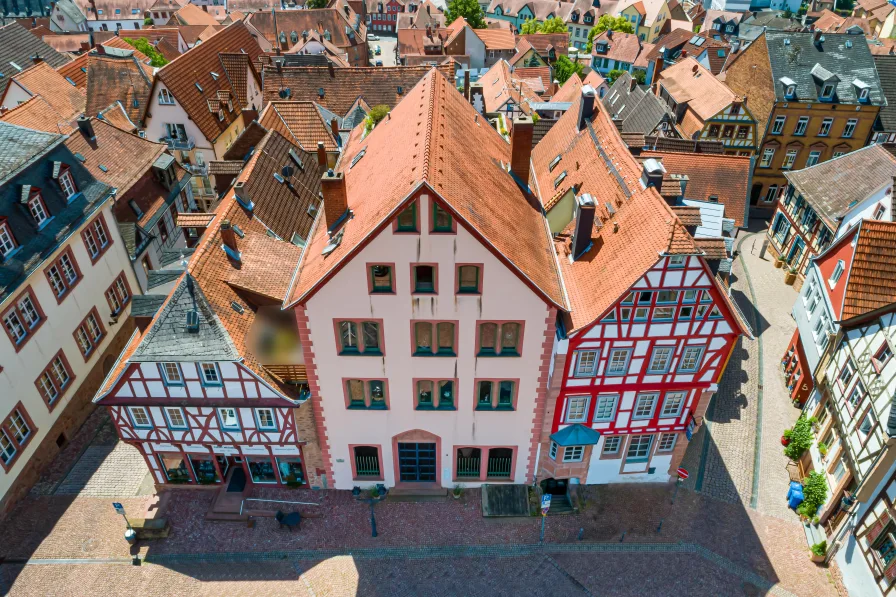 Drohnenblick auf das Wohnhaus