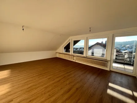 Wohn- und Esszimmer - Wohnung mieten in Wächtersbach - **Erstbezug nach Sanierung 3-ZKB mit neuer EBK und großem Balkon**