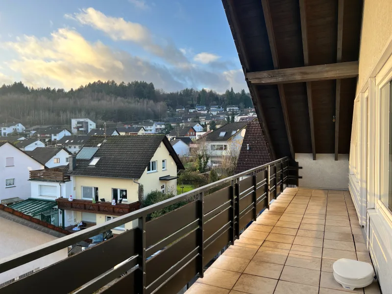 Wohnen und Essen - Wohnung mieten in Wächtersbach - ++Frisch sanierte DG-Wohnung mit neuer EBK und großem Balkon*+