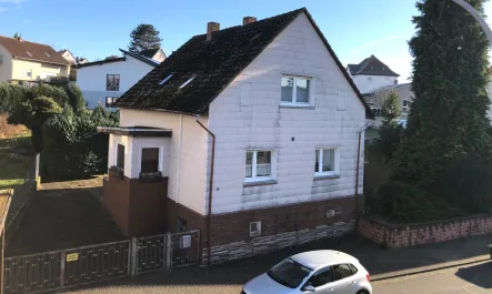 Ansicht Straße - Haus kaufen in Freigericht - **Charmantes Einfamilienwohnhaus mit Nebengebäude auf großem Grundstück mit Potenzial**