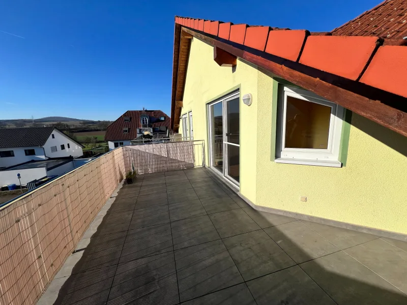 Balkon - Wohnung kaufen in Linsengericht - ** Attraktive 3-Zimmer- Dachgeschosswohnung mit EBK und großem Balkon**