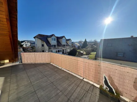 Balkon mit Ausblick - Wohnung kaufen in Linsengericht - ** Attraktive 3-Zimmer- Dachgeschosswohnung mit EBK und großem Balkon**