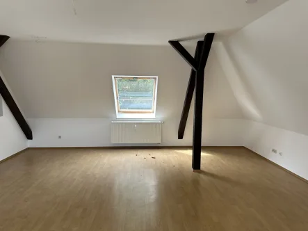 Wohnzimmer - Wohnung mieten in Erfurt - Dachgeschosswohnung mit großem Wohnzimmer und sichtbaren Holzbalken