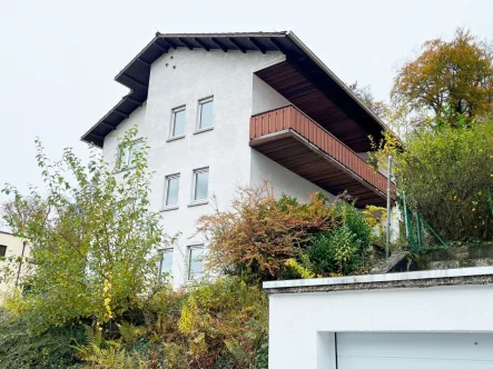 Hausansicht - Haus kaufen in Mühltal/Nieder-Ramstadt - Großzügiges Zweifamilienhaus in begehrter Wohnlage von Mühltal/Nieder-Ramstadt, auf dem Lohberg
