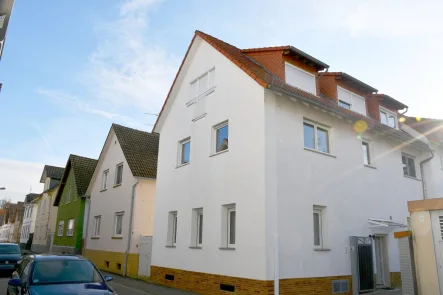 Hausansicht - Haus kaufen in Pfungstadt - **RESERVIERT** Großzügiges 3-Parteienhaus in tipp-topp Zustand in Pfungstadt