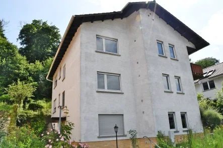 Hausansicht - Haus kaufen in Mühltal/Nieder-Ramstadt - Platz für die ganze Familie: Geräumiges Zweifamilienhaus in privilegierter Umgebung auf dem Lohberg