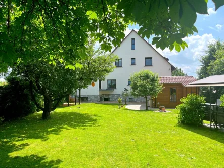 Hausansicht Gartenseite - Haus kaufen in Mühltal-Traisa - Charmantes 2-Familienhaus mit herrlichem Grundstück und einer sehr angenehmen Wohnatmosphäre