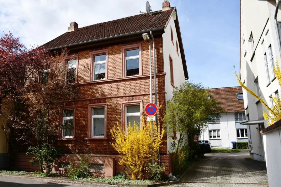 Klinkerfassade Straßenseite - Haus kaufen in Messel - *Provisionsfrei** Ein Haus mit Geschichte - stilvolles 1- bis 2-Familienhaus in tipp-topp Zustand