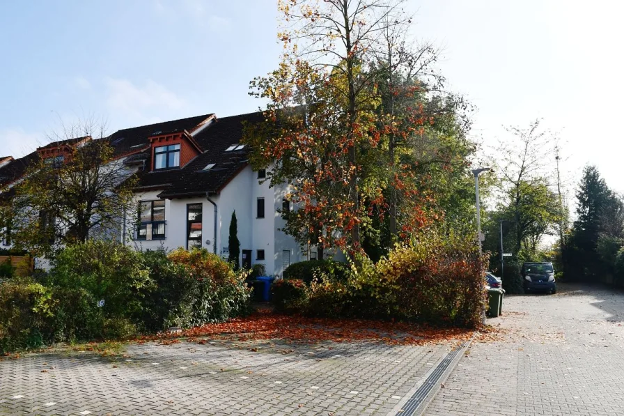 Hausansicht - Wohnung kaufen in Pfungstadt - **RESERVIERT** Schicke Maisonettewohnung mit Sonnenbalkon und herrlichem Blick