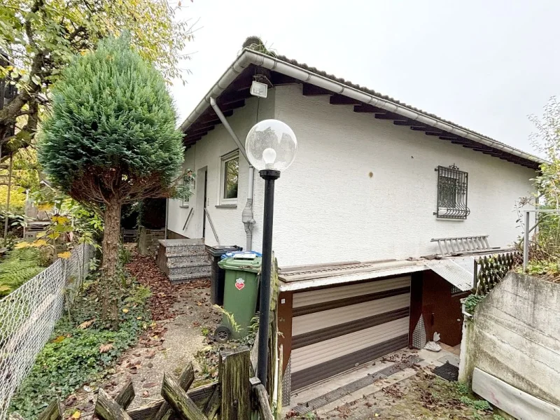 Hausansicht - Haus kaufen in Mühltal/Nieder-Ramstadt - Gemütlicher Walmdachbungalow mit Potenzial, Charme und Freiraum für individuelle Gestaltung