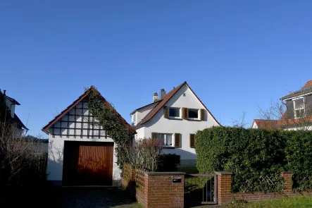 Hausansicht + Garage - Haus kaufen in Seeheim-Jugenheim - Charmantes Einfamilienhaus mit Gartenparadies in Seeheim