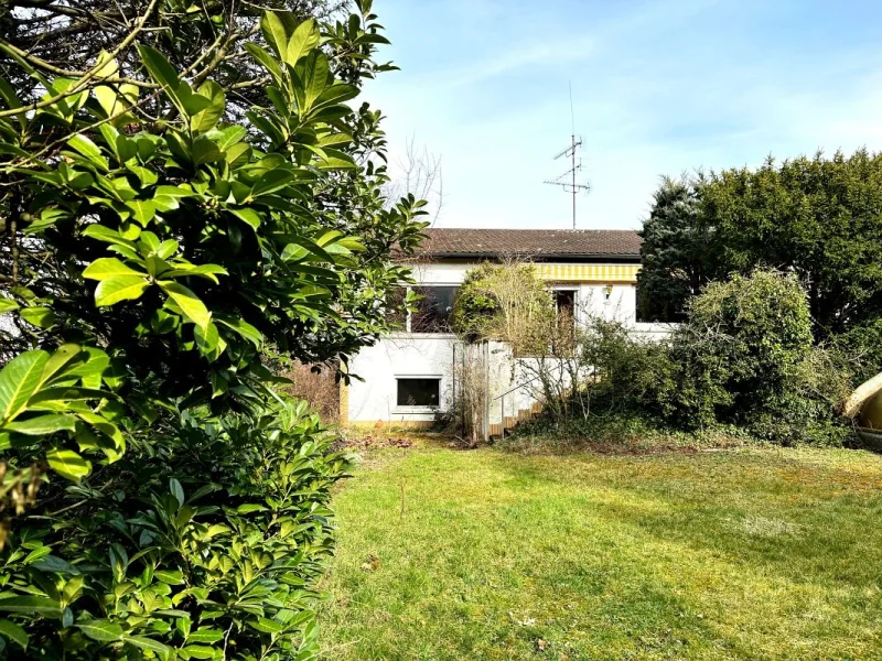 Hausansicht Gartenseite - Haus kaufen in Darmstadt-Eberstadt - Großzügiges Anwesen mit viel Potenzial, auf 1.000 m² wunderschönem Grundstück