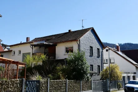 Hausansicht - Haus kaufen in Lautertal-Elmshausen - Solides Zweifamilienhaus in angenehmer Wohnlage, nur 5 km von Bensheim entfernt