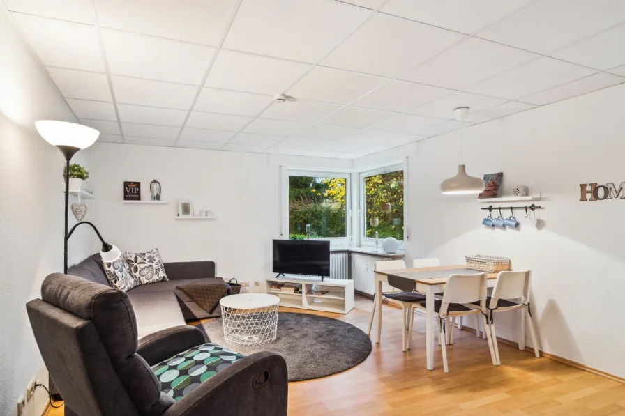 Wohnbereich - Wohnung kaufen in Niedernhausen - Moderne 2-Zimmerwohnung mit großem Gartenanteil und EBK