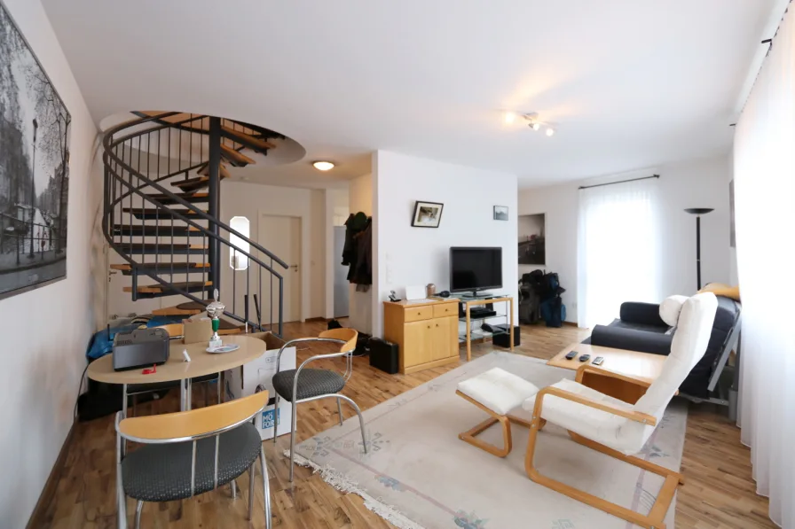 Wohnzimmer - Wohnung kaufen in Mainz-Mombach - 3-Zimmer Maisonettewohnung mit zwei Dachterrassen