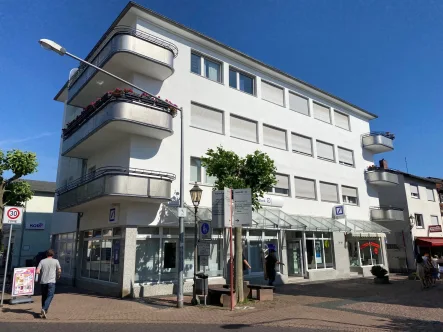 Außenansicht  - Laden/Einzelhandel mieten in Hofheim am Taunus - Große, helle und hochwertige Gewerbefläche in Hofheimer Bestlage