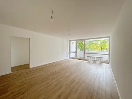 Wohnzimmer  - Wohnung mieten in Wiesbaden / Delkenheim - Frisch sanierte 4-Zimmerwohnung mit Loggia