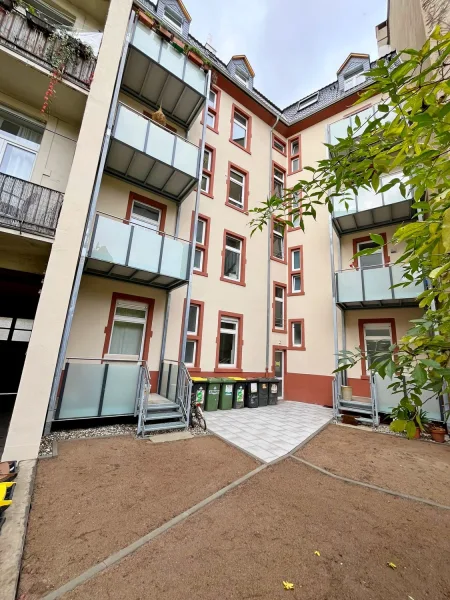 Garten - Wohnung kaufen in Frankfurt - 2-Zimmerwohnung mit Balkon und Garten