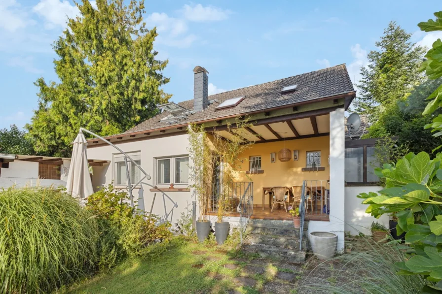 Außenansicht - Haus kaufen in Hofheim - Einfamilienhaus mit großem Grundstück und zusätzlichem Bauplatz