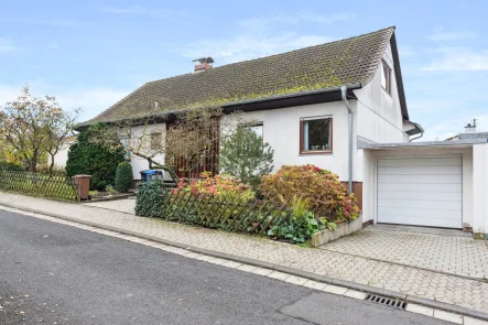 Außenansicht - Haus kaufen in Hofheim am Taunus - Ihr Traumhaus mit Potenzial: Freistehendes Einfamilienhaus mit großem Garten