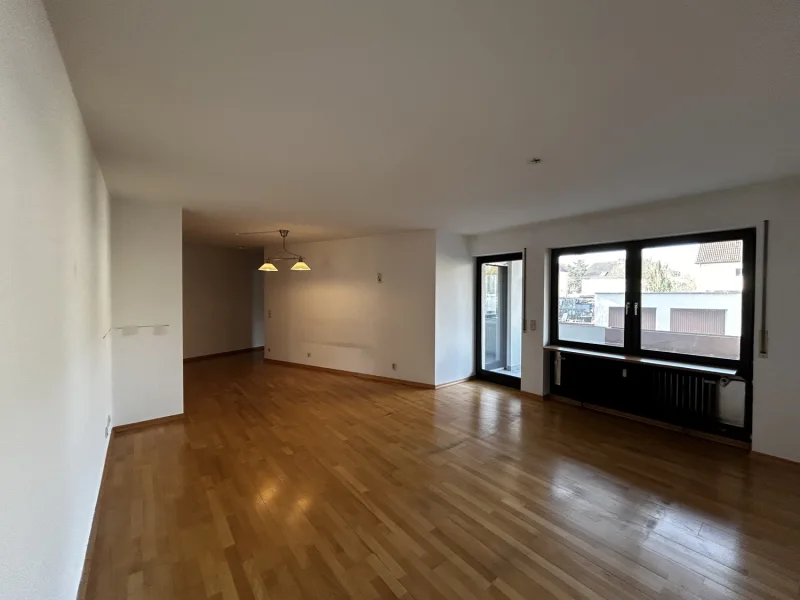 Wohnzimmer - Wohnung mieten in Frankfurt - Gepflegte 3-Zimmer-Erdgeschosswohnung mit Loggia