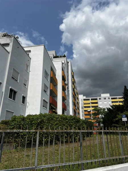 IMG_8021 - Wohnung kaufen in Maintal - Helle Obergeschosswohnung mit Dachterrasse, Loggia und traumhaftem Fernblick – Tiefgaragenstellplatz