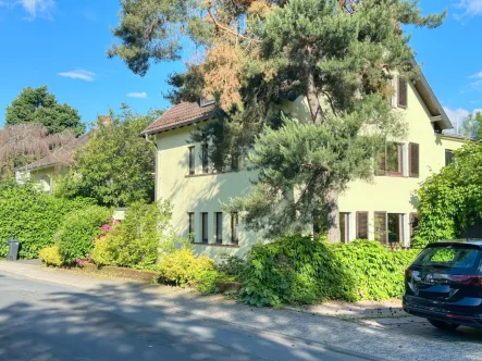 K214 Strassenansicht - Haus kaufen in Kronberg im Taunus - Einfamilienhaus mit separater Wohnung und schönem Garten