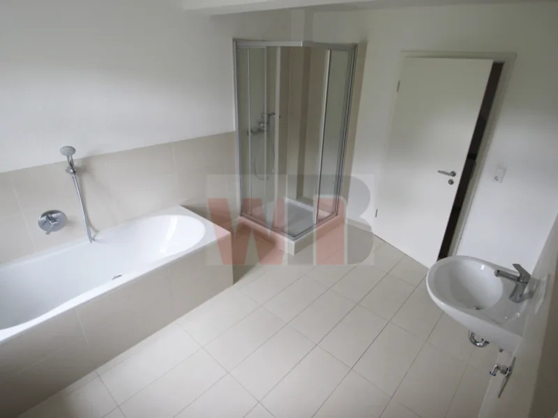 Badezimmer mit Fenster - Wohnung mieten in Spangenberg - Ruhige Wohnung in saniertem Fachwerkhaus