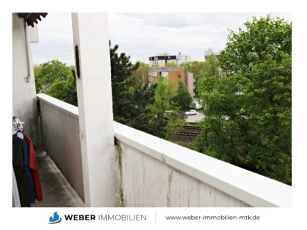 Blick vom Balkon - Wohnung kaufen in Frankfurt am Main - SOLIDE Kapital-ANLAGE im 5.OG mit Balkon, abgeschlossener Küche und innenliegendem Wannenbad