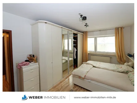 Schlafzimmer groß Bild 1 - Wohnung kaufen in Hattersheim am Main - Kapitalanlage ++ SONNEN-Balkon + TGL- Bad + OPTIMALE Infrastruktur + Stellplatz + seniorengerecht